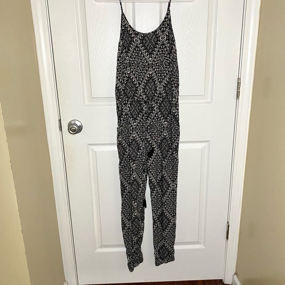 Aeropostale Black and White Pattern Jumpsuit size - XSMALL - Picture 2 of 4
